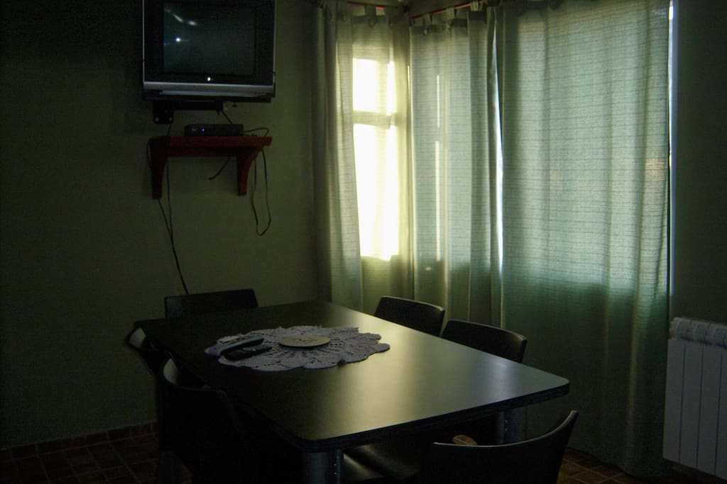 DTO 3
*1er piso: cocina, comedor, living c/sofá cama, baño;
*2do piso: habitación c/cama matrimonial, habitación c/3 camas individuales, baño.
