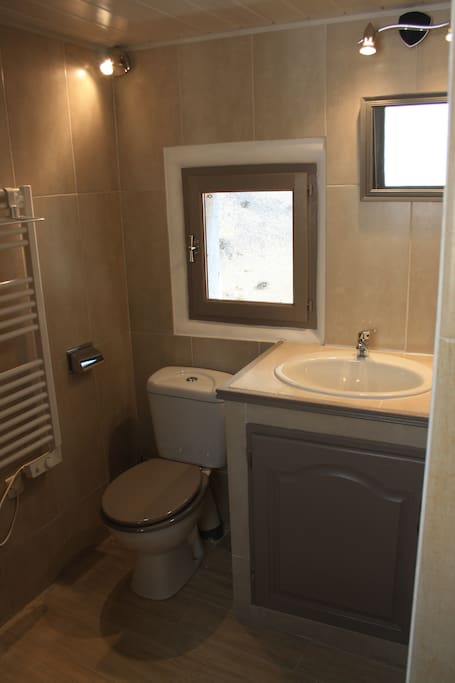 Salle de bain avec WC