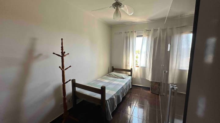 Chumba cha 03 cha kulala kilicho na kabati mbili na kitanda cha mtu mmoja 