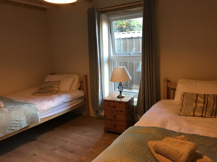 El dormitorio con dos camas individuales de abajo.