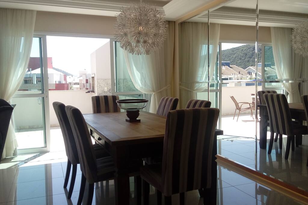 Sala de jantar com mesa de madeira e 6 cadeiras