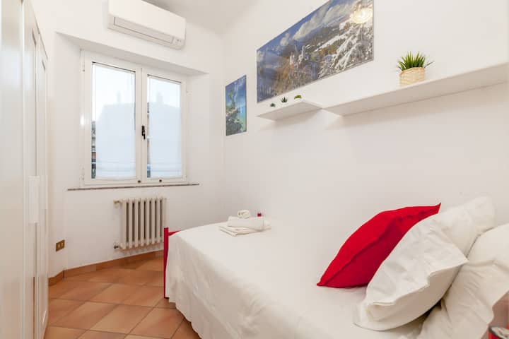 Chumba kidogo cha kulala chenye kitanda kimoja.