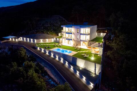 Luxurious property with pool and sea view.