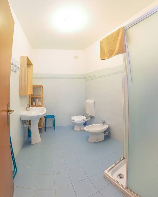 Bagno con box doccia