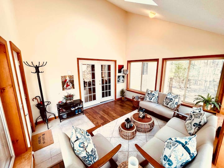 Countryside Pocono Cabin In Lake/pool Community. - Lake Wallenpaupack, PA