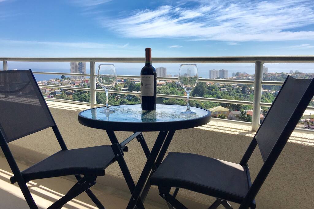 Terraza con bella vista al mar.