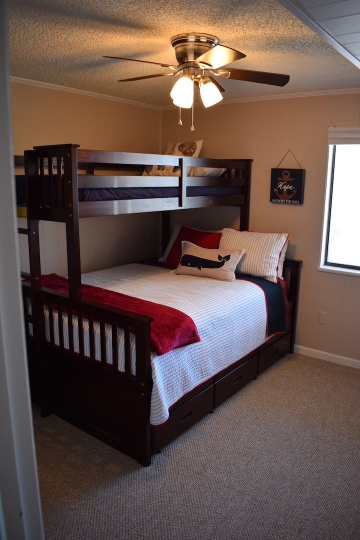 เตียงนอนผู้เข้าพักเหมาะสำหรับทุกคน เตียงล่างใหญ่พอสำหรับผู้ใหญ่ 2 คน ชั้นบนสุดเหมาะสำหรับเด็กหรือผู้ใหญ่ นอกจากนี้ยังมีเตียงดึงออกสำหรับการนอนหลับมากขึ้นดูภาพอื่นๆสำหรับสิ่งนั้น!