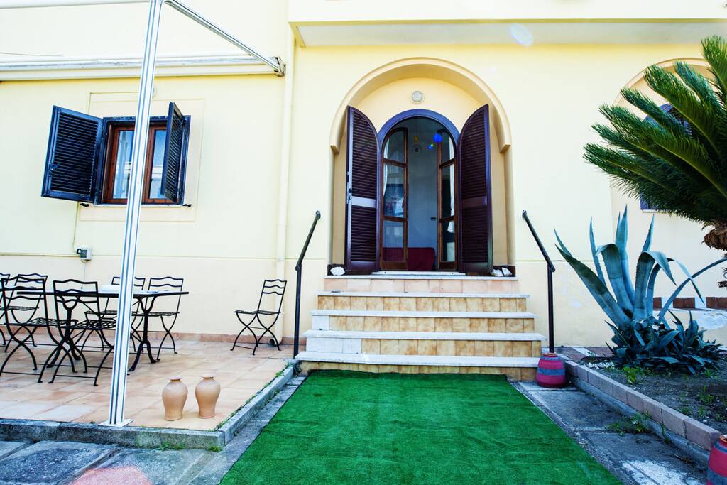 Un ampio giardino difronte al mare per il vs. relax
