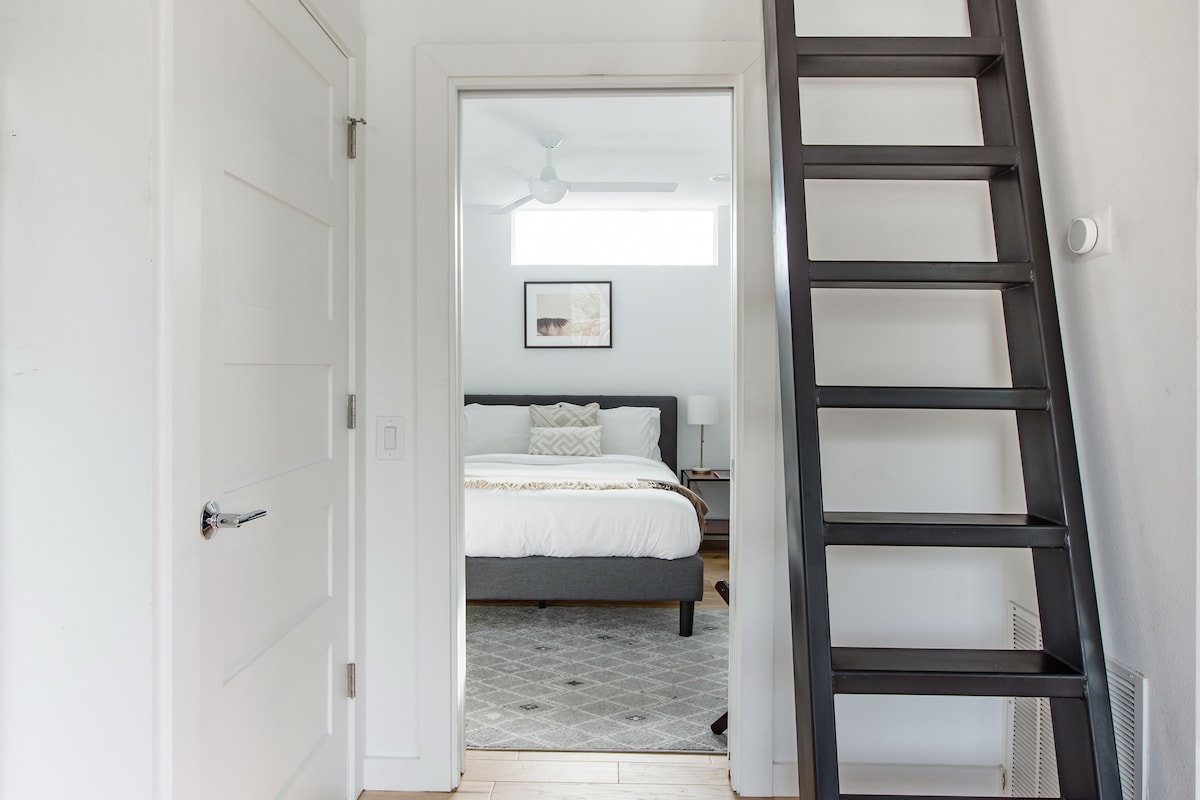 Bright-Lit Loft in the Trees, Minutes to Lake & Restaurants