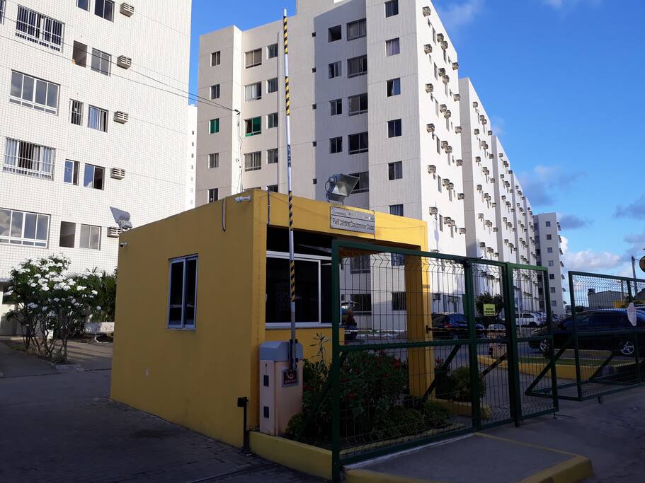 Portaria e segurança 24h.
