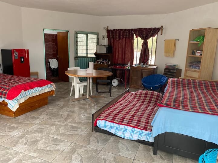 房源设有袋鼠床和额外的床、配备必需品的厨房、电视、独立全功能卫生间、迷你分体式空调和室内餐厅。 在波特雷罗奇科（Potrero Chico）探险一天后，非常适合休息。