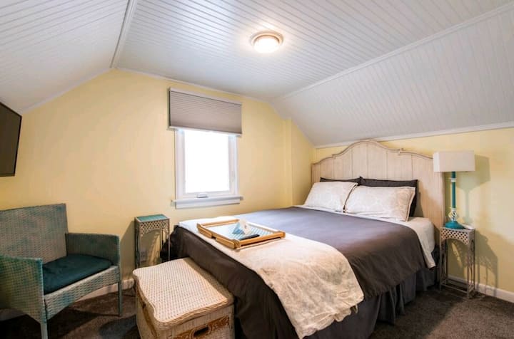 卧室配有一张舒适的标准双人床、一个房客储物柜（衣柜内有一个单个立式托盘、篮子、篮子、熨斗、熨斗、熨斗、熨斗、熨衣板和用品和用品）、一台高清智能电视、USB充电、桌灯、风扇和藤椅。
