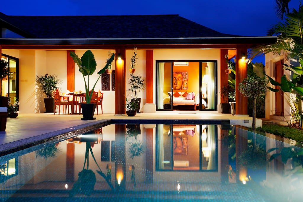 The stunning infinity edge swimming pool