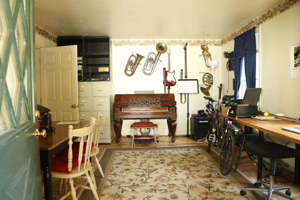 Entry/music room.