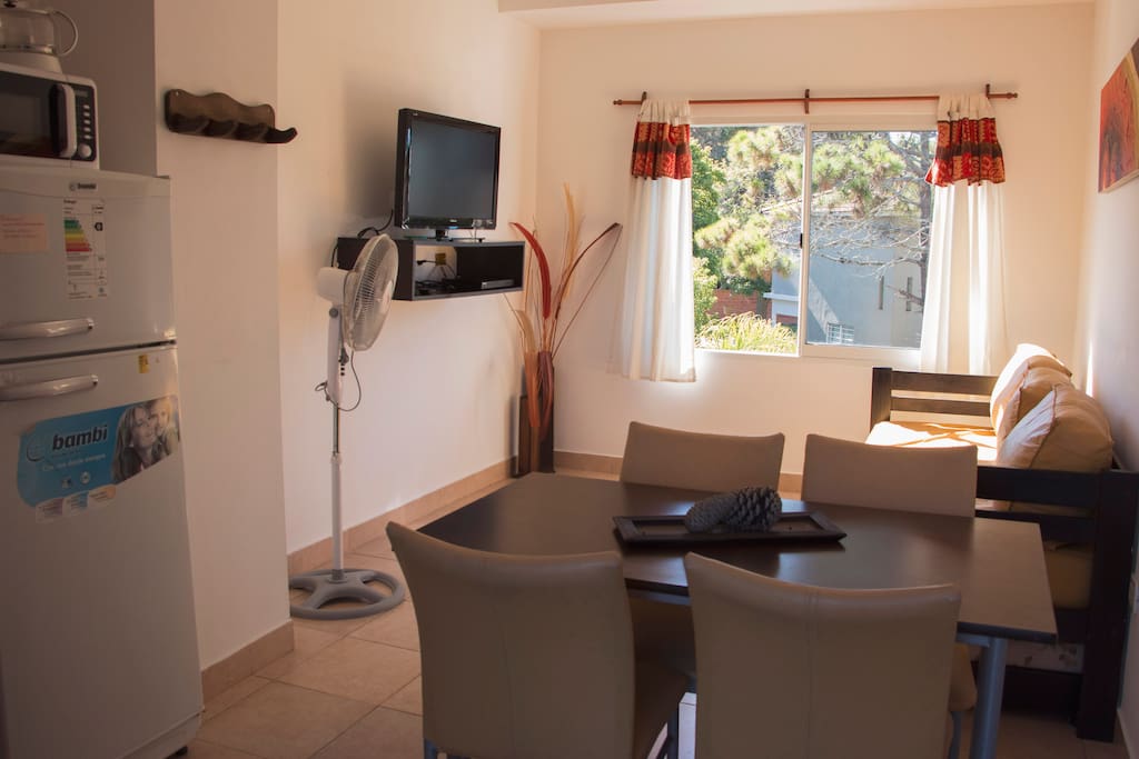 Departamento de 2 ambientes con estar comedor, conectado a la cocina y con vista al jardín central y la pileta climatizada.