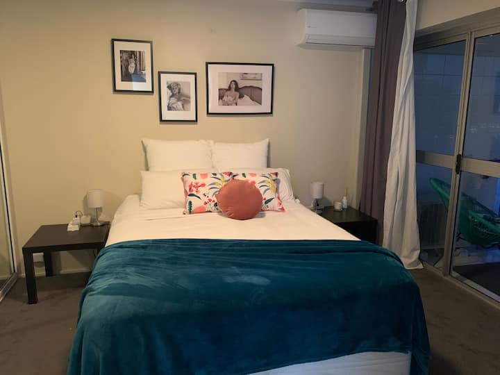 Уживајте во квалитетната хотелска постелнина во овој многу удобен кревет со поглед на реката. Спалната соба е климатизирана и има блокирани завеси.  Иако можеби претпочитате да уживате во неверојатното изгрејсонце над реката од коритото.  