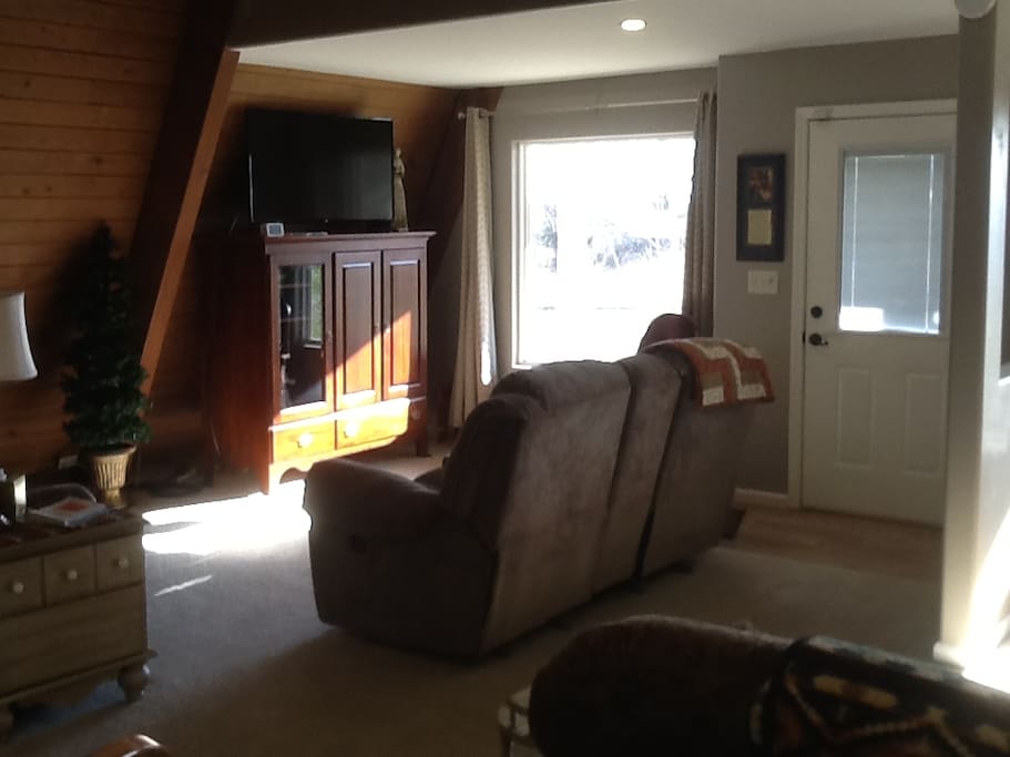 TV, window view of lake, 2 reclining love seats