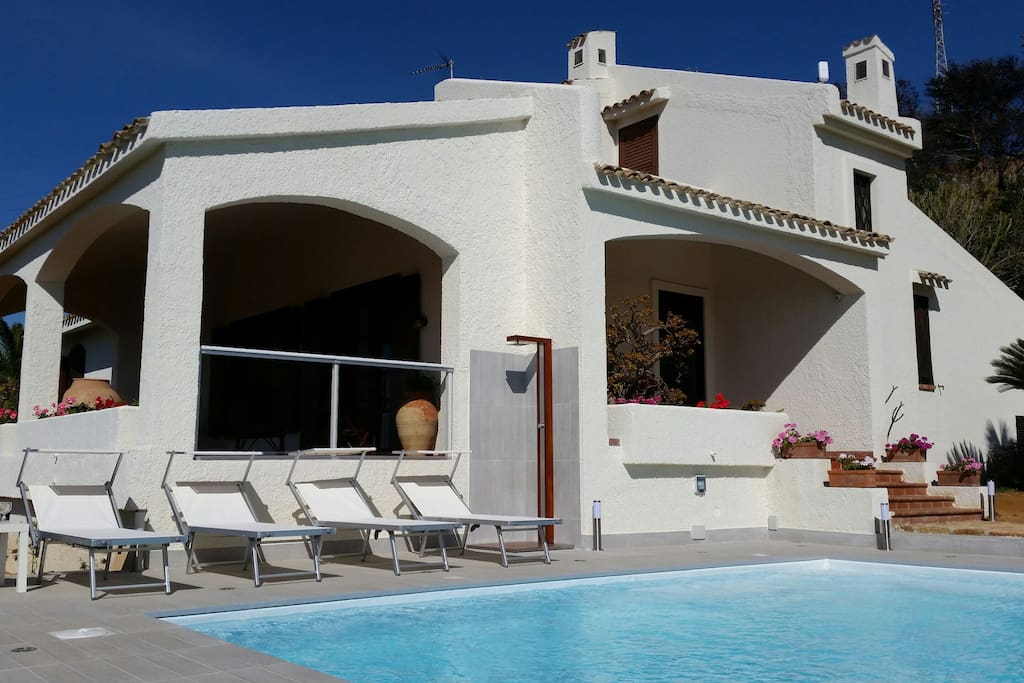 la villa con piscina riservata agli ospiti
