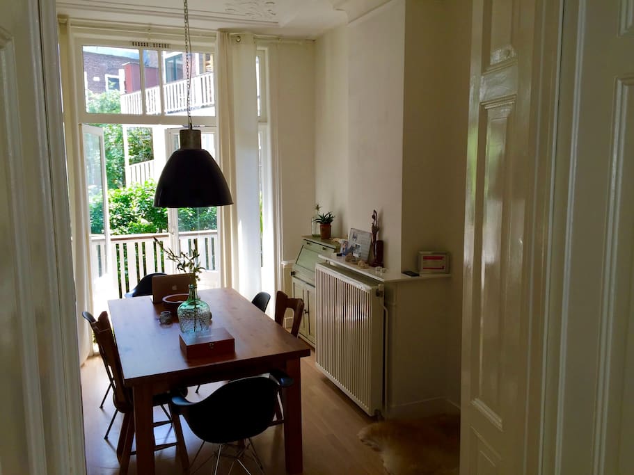 Diningroom with doors to the balcony
