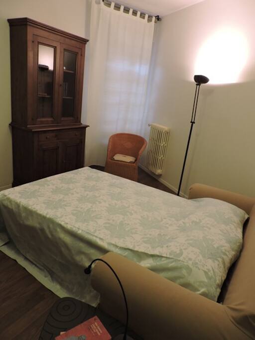 soggiorno con divano letto aperto
