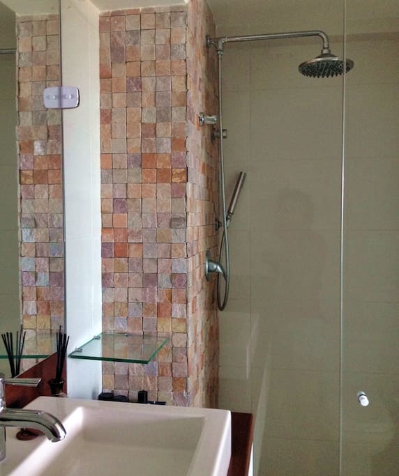banheiro privativo no quarto