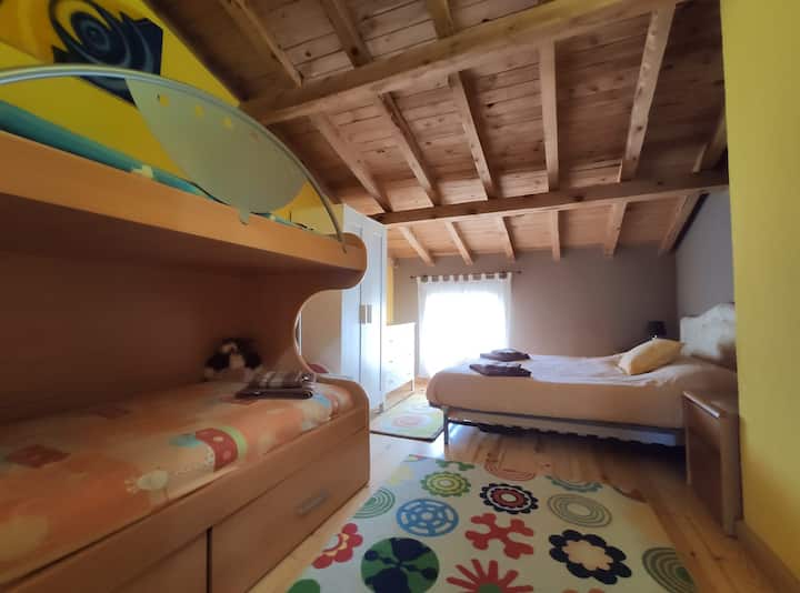 горен етаж: стая с 1,35 легла, 90 см двуетажни легла, нощни шкафчета, гардероб и удобен килер. Разполага с детско креватче за пътуване, с матрак и детски дрехи 
