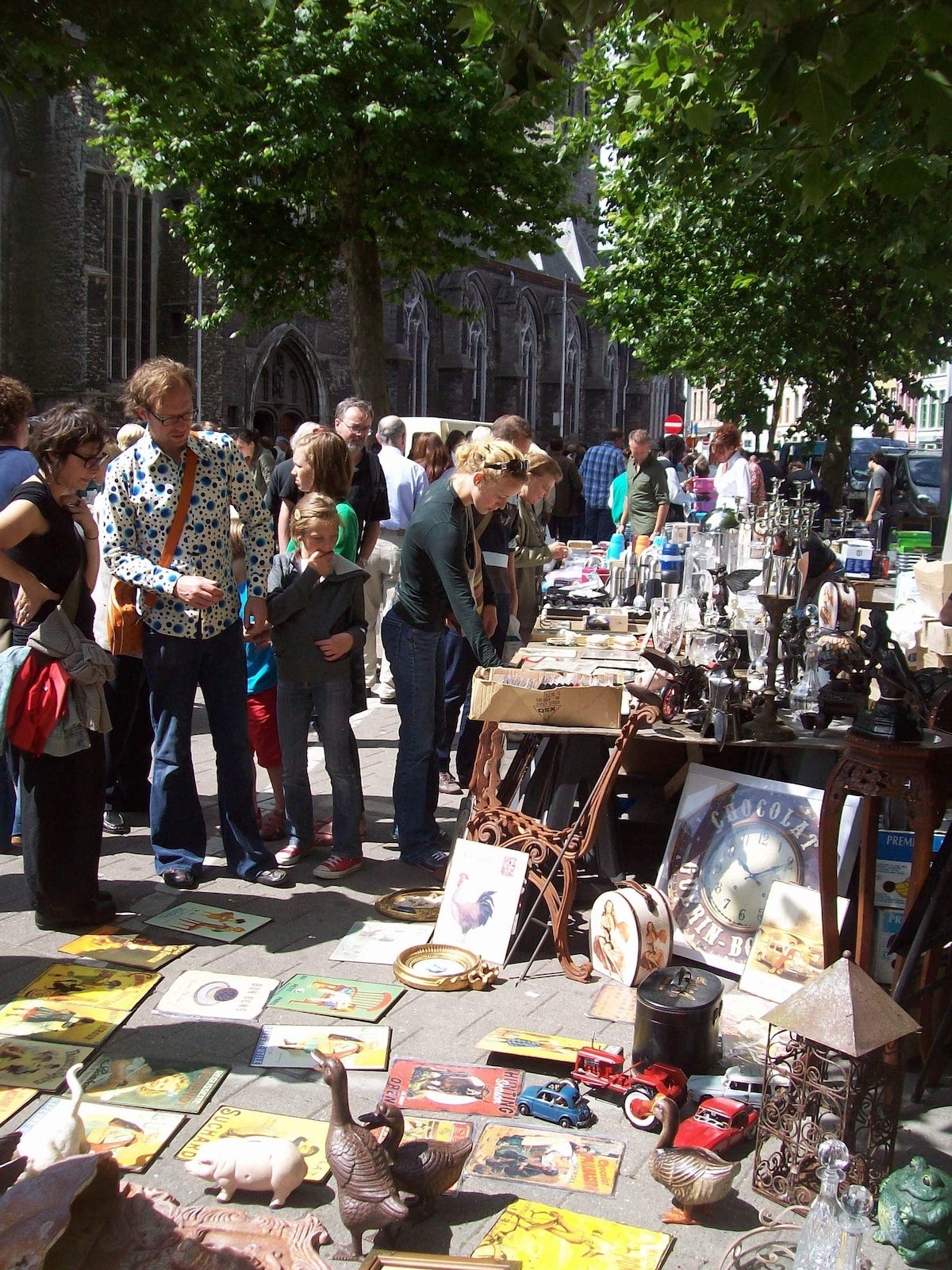 Curl up during the weekly Prondelmarkt at Sint-Jacobskerk on Friday, Saturday and Sunday mornings at Bed Resort Belfort in Ghent