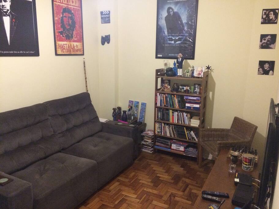 Sala com ar condicionado, sofá-cama, Smart TV 42', Netflix, Spotify, YouTube, NET, e Wi-Fi.
