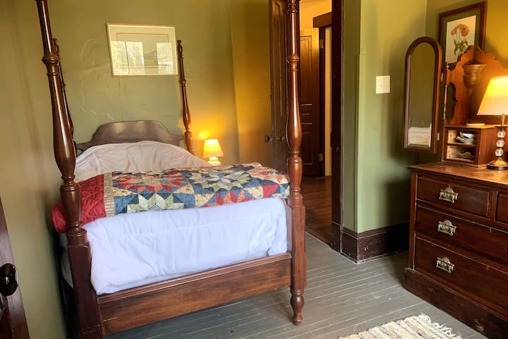 Bedroom 4 with single bed.