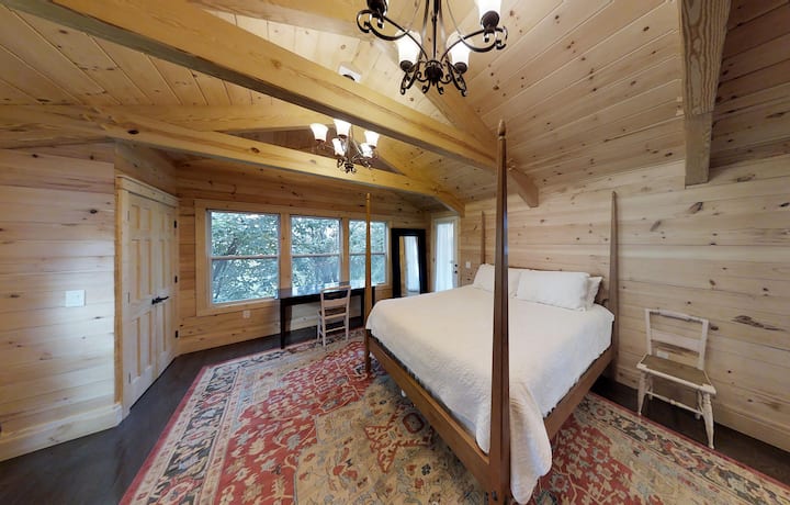 Bračni krevet (180x200) s vlastitim kupaonicama.