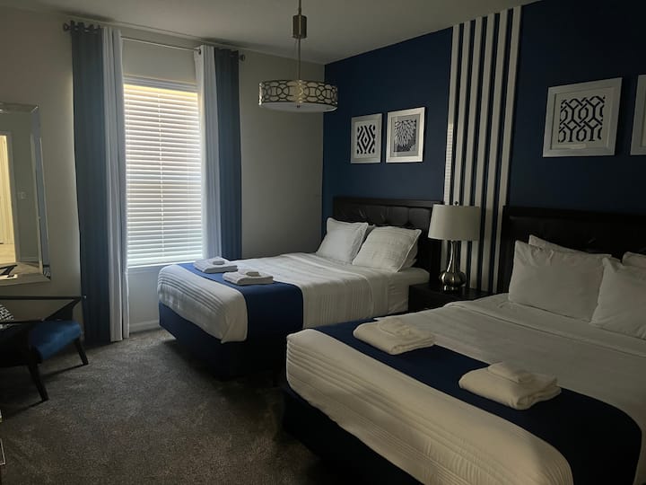 豪华升级客房，配备高品质的白色床上用品。