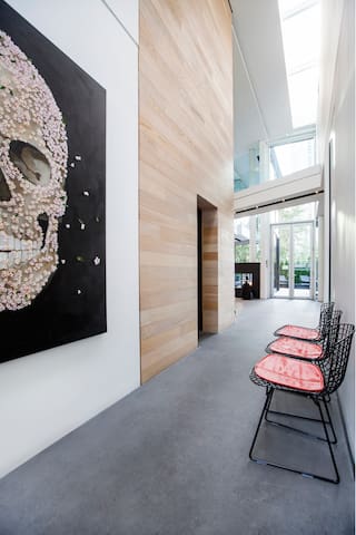 Opulent Toronto Mansion with Pool gallery image 3