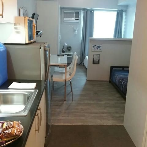 Condo Princeton Studio besideLRT2 Gilmore