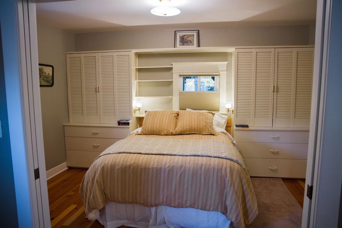 Manželská posteľ s luxusnou posteľnou bielizňou