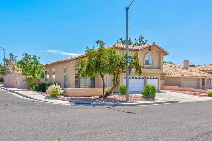 Incredible Home up to 12 guests, with pool gallery image 4