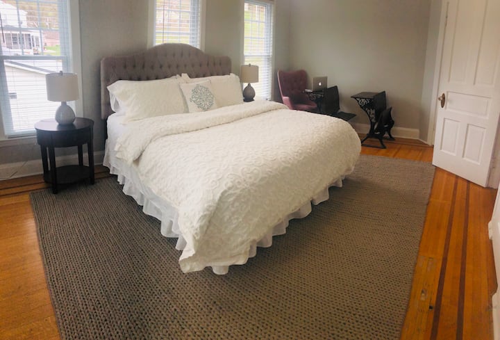 “Putty” king bedroom + small desk & chair