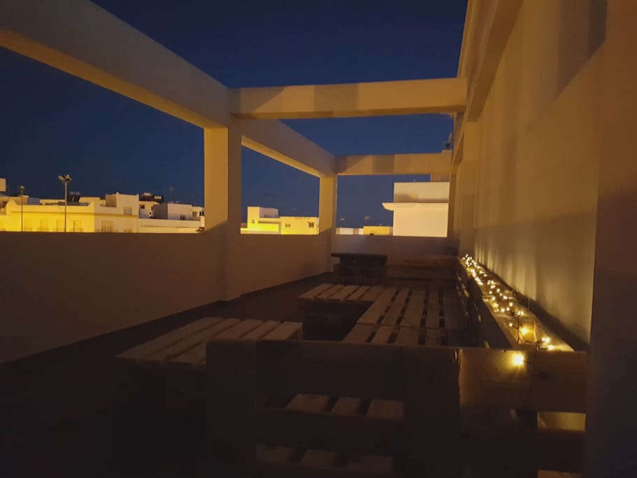 Terraza chill out de 140 Metros. Única en conil. Con sofá iluminado para ocho personas en un entorno insuperable