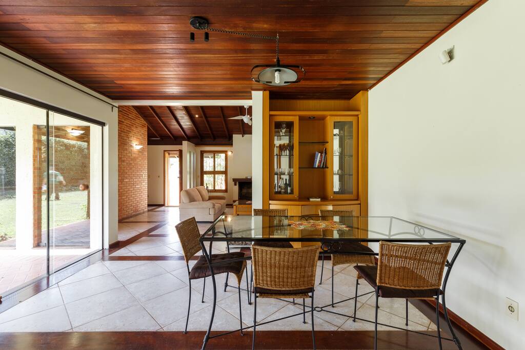 Sala de jantar, sala de estar ao fundo