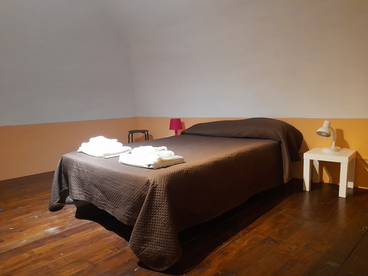 ห้องนอนบนห้องใต้หลังคาขนาดใหญ่พร้อมเตียงครึ่ง 