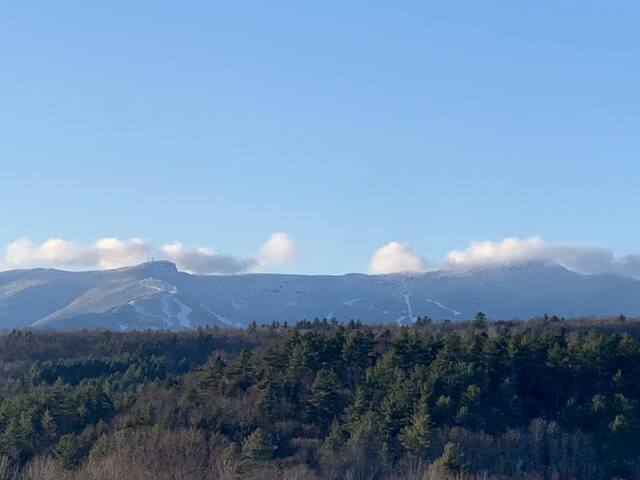 Queen Room w panoramic 
Mt. Mansfield Views