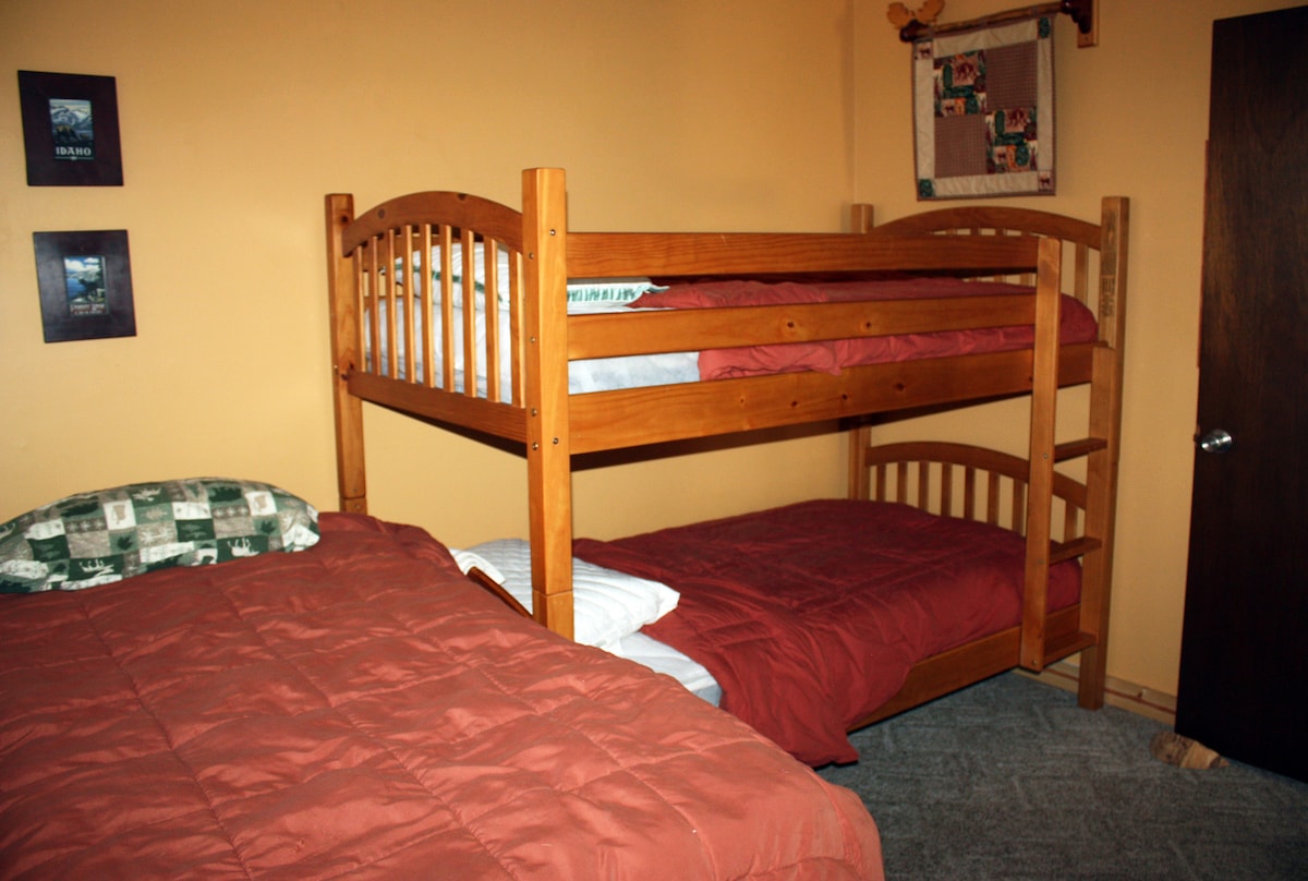 2 - ра спалня - 3 единични легла