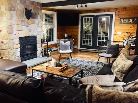 White Mountains, pet friendly, sleeps 10, pool