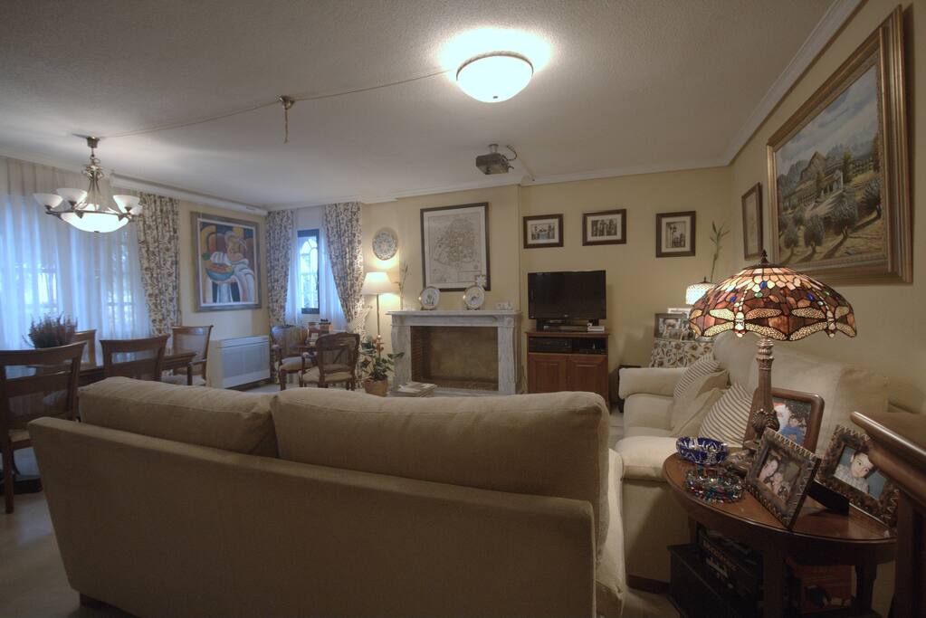 Salón - Comedor con dos ventanales y vistas al jardín privado
