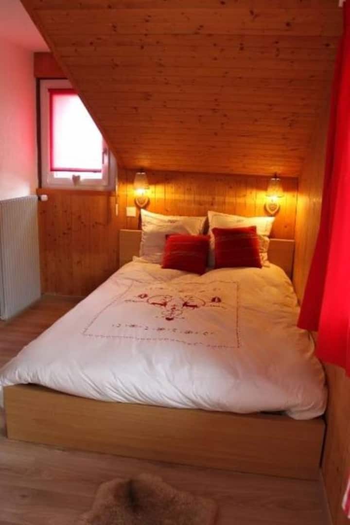 Spálňa s manželskou posteľou veľkosti Queen