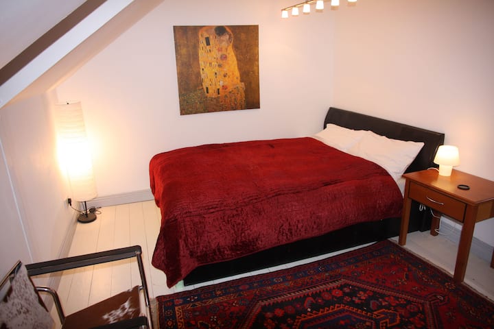 加大双人床，配有手工打结的波斯地毯