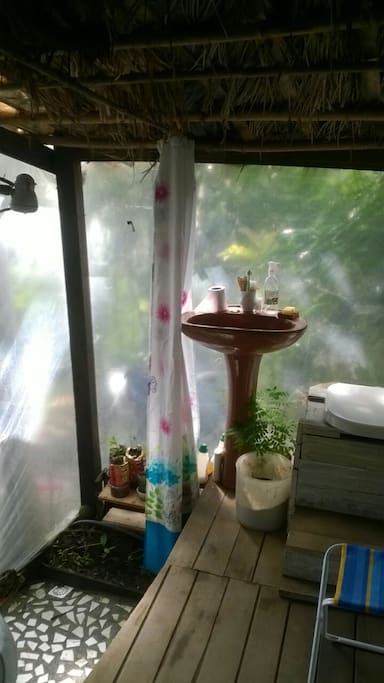 Banheiro seco, ó que maravilha &: ) Relaxa que essa "parede" transparente dá prum lugar que ninguém transita -- nem animais.