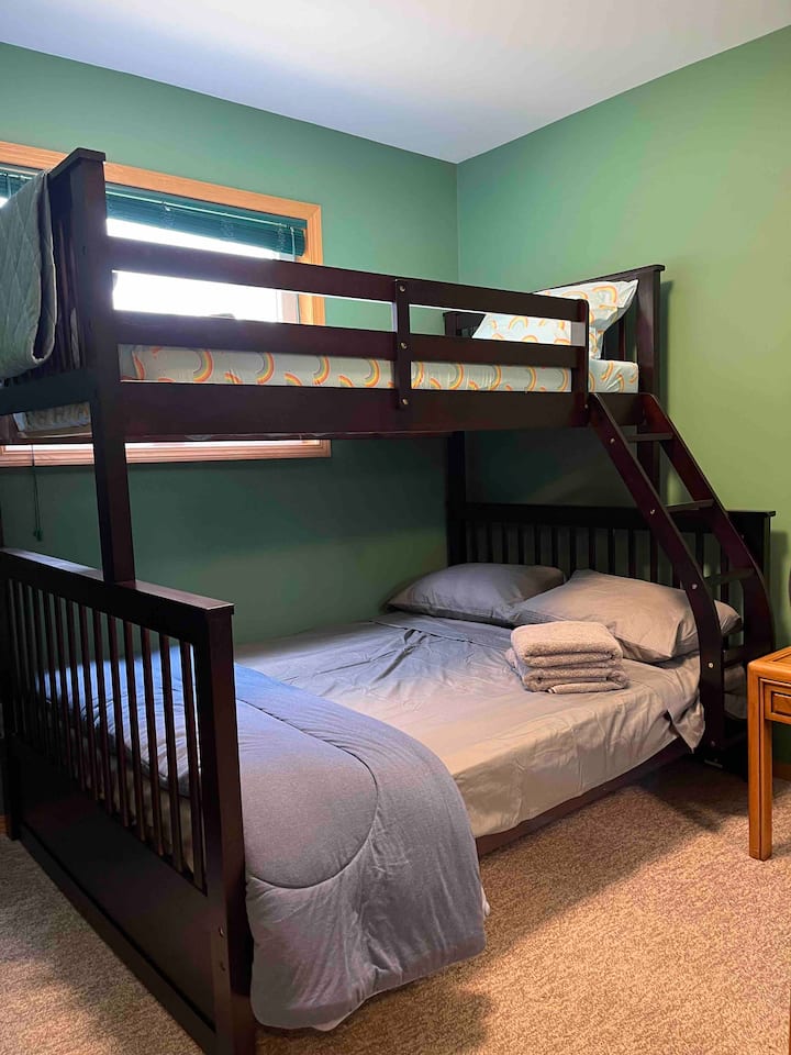Спална соба 4 - двоен кревет со единечен кревет, крајна маса и плакар 