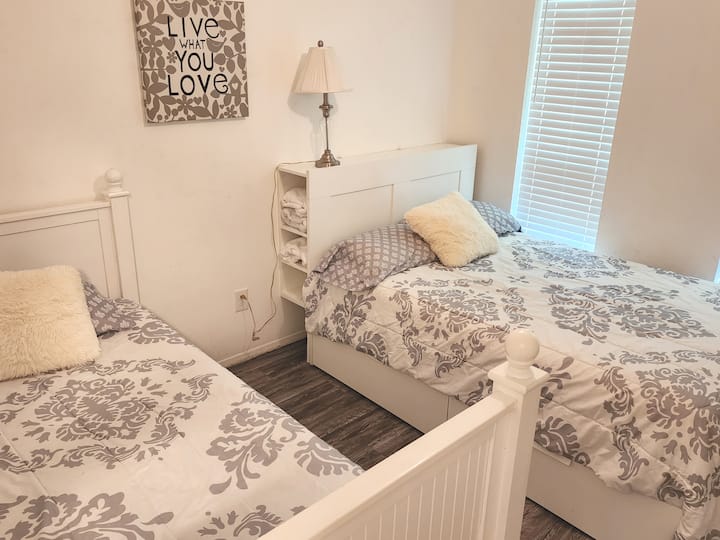 غرفة النوم رقم2 
1 سرير مزدوج مع تراندل مزدوج للاستخدام إذا لزم الأمر
1 سرير كامل الحجم 