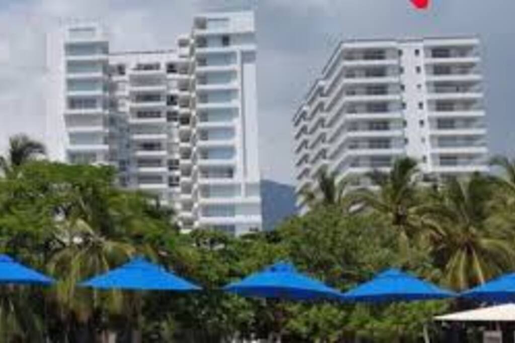 Vista edificio desde playa