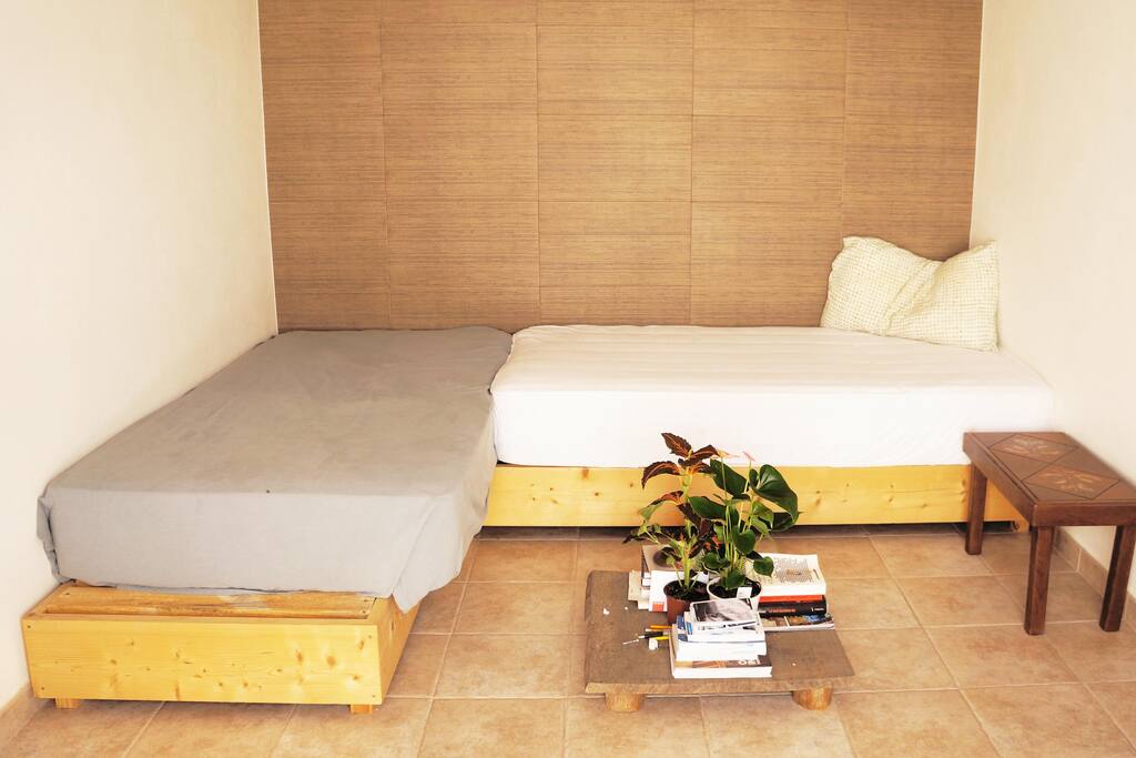 Living room, ideal to chill after surf!